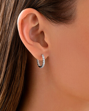 Boucles d'oreilles anneaux avec 1,00 carat poids total de diamants de synthèse serties en or blanc 10 kt.