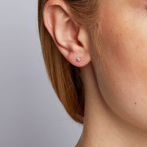 Boutons d'oreilles classiques en or blanc 10 K avec diamants totalisant 0,085 ct