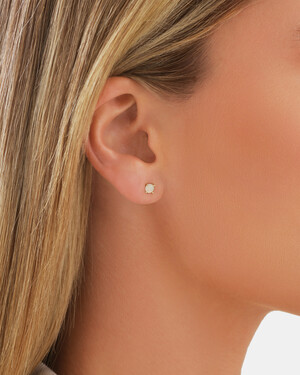 Boutons d'oreilles en or 10 K avec opale