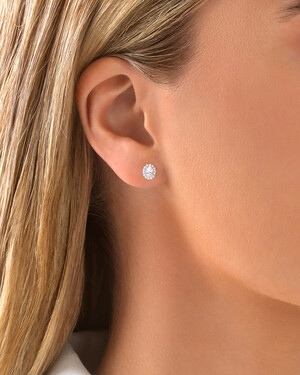 Boucles d'oreilles ovales avec halo de 0,60 carat en diamants de laboratoire montées sur or blanc 10 carats
