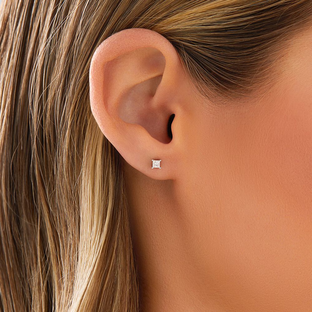 Boutons d'oreilles en or blanc 10 K avec diamants totalisant 0,23 ct
