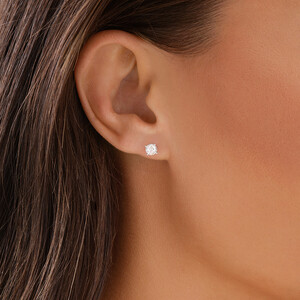 Boutons d'oreilles en or blanc 10 K avec diamants totalisant 0,71 ct
