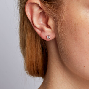 Boutons d'oreilles en or blanc 14 K avec diamants totalisant 0,46 ct