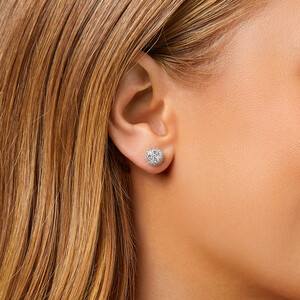 Boucles d'oreilles en or blanc 10 K avec pavé de diamants totalisant 0,50 ct