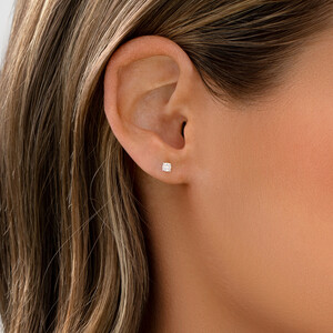 Boutons d'oreilles en or blanc 10 K avec diamants totalisant 0,23 ct
