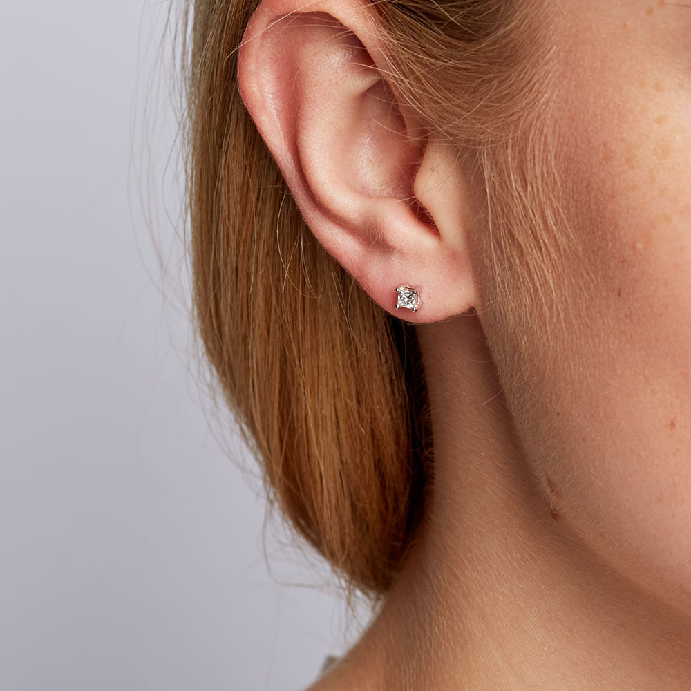 Boutons d'oreilles certifiés en or blanc 14 K avec diamants totalisant 0,30 ct