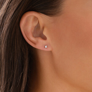 Boutons d'oreilles certifiés en or blanc 14 K avec diamants totalisant 0,23 ct