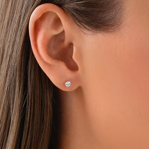 0,60 carat TW de boucles d'oreilles à clous et pendentif en diamants de laboratoire en or blanc 10 kt