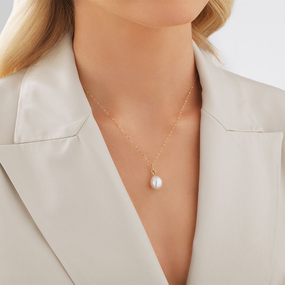 Pearl in a can necklace shop