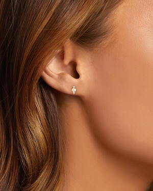 Boutons d'oreilles en or jaune 10 K à opale et à diamants