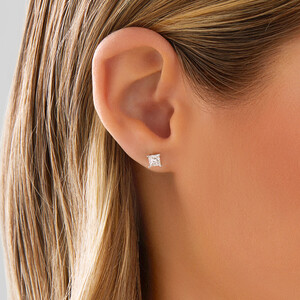 Boutons d'oreilles en or blanc 14 K avec diamants totalisant 0,96 ct
