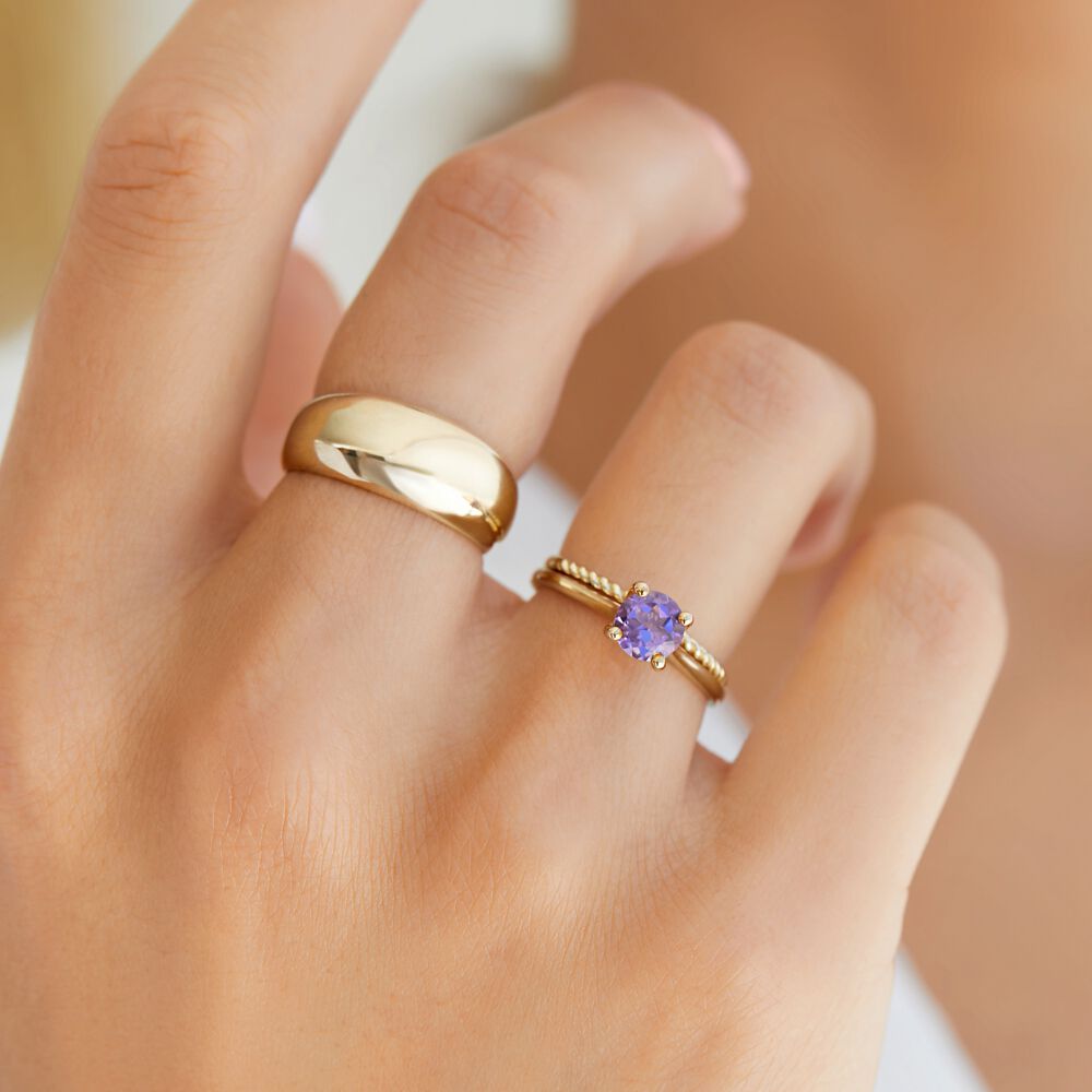 Ring with Amethyst in 10kt Yellow Gold