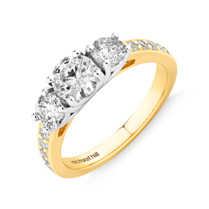 Bague de fiançailles en or blanc et jaune 14 K avec trois pierres et diamants totalisant 1,5 ct