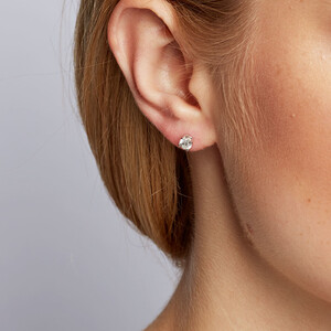 Boutons d'oreilles classiques en or blanc 14 K avec diamants totalisant 0,71 ct