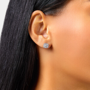 Boutons d'oreilles en or blanc 10 K avec pavé de diamants totalisant 0,50 ct