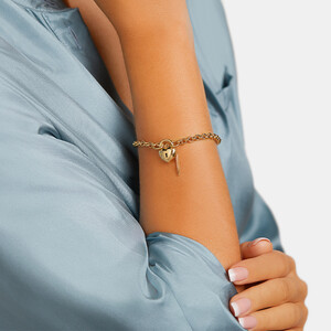 Bracelet chaîne belcher en or jaune 10 K de 19 cm, largeur de 4 à 4,5 mm, orné d'un cadenas en forme de cœur