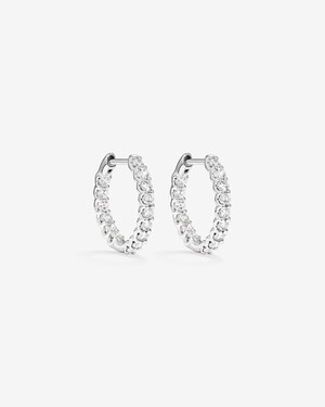 Boucles d'oreilles anneaux avec 1,00 carat poids total de diamants de synthèse serties en or blanc 10 kt.
